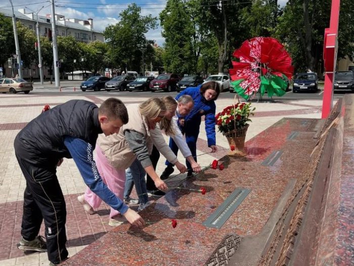 Возложение цветов у памятника войнам-освободителям 7 мая